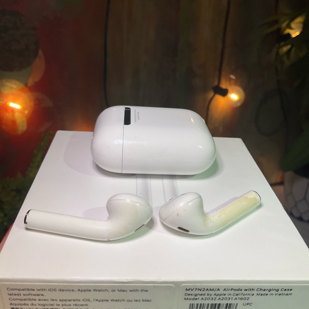 Apple AirPods True Wireless Bluetooth Headphones 1st Generation wm Charging Case - Picture 8 of 13